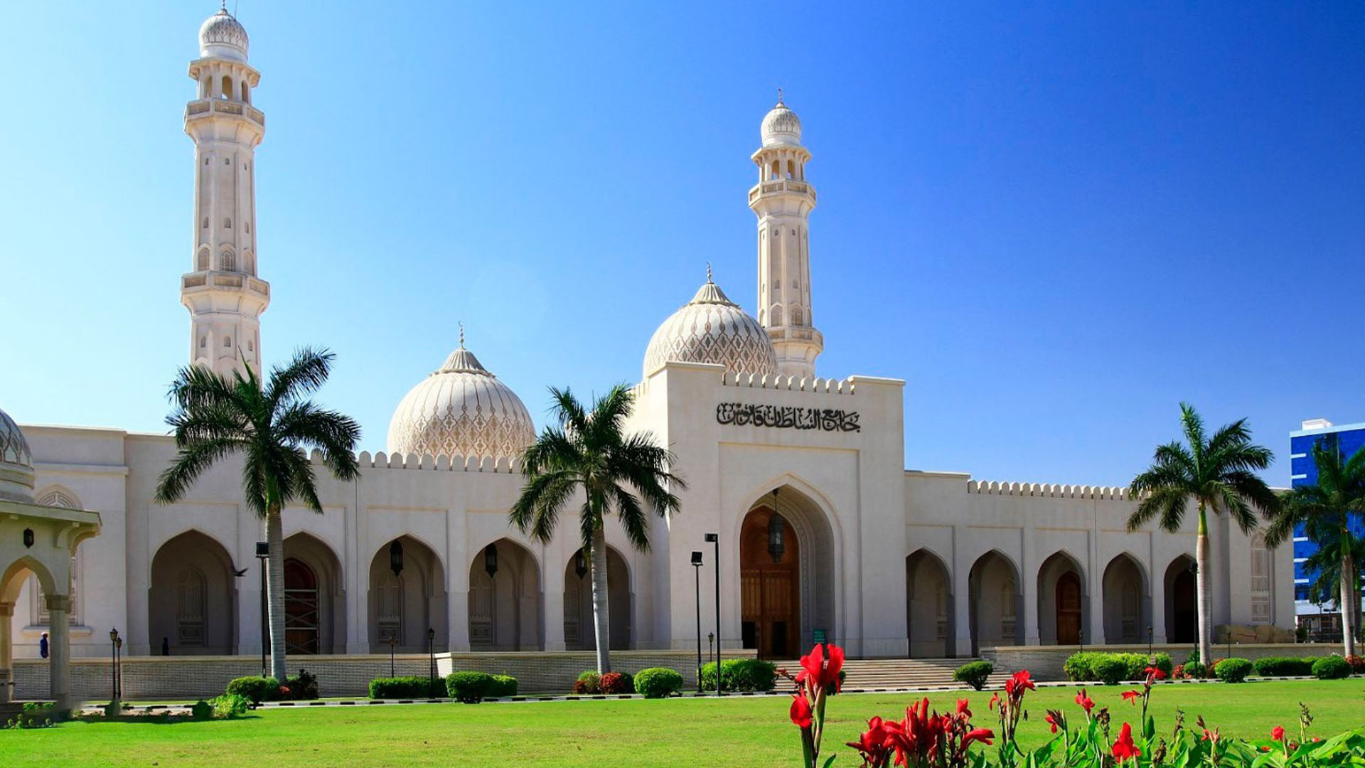 A photograph immortalizes The Sultan Qaboos Mosque in Salalah, renowned for its impressive architecture and intricate decorations.