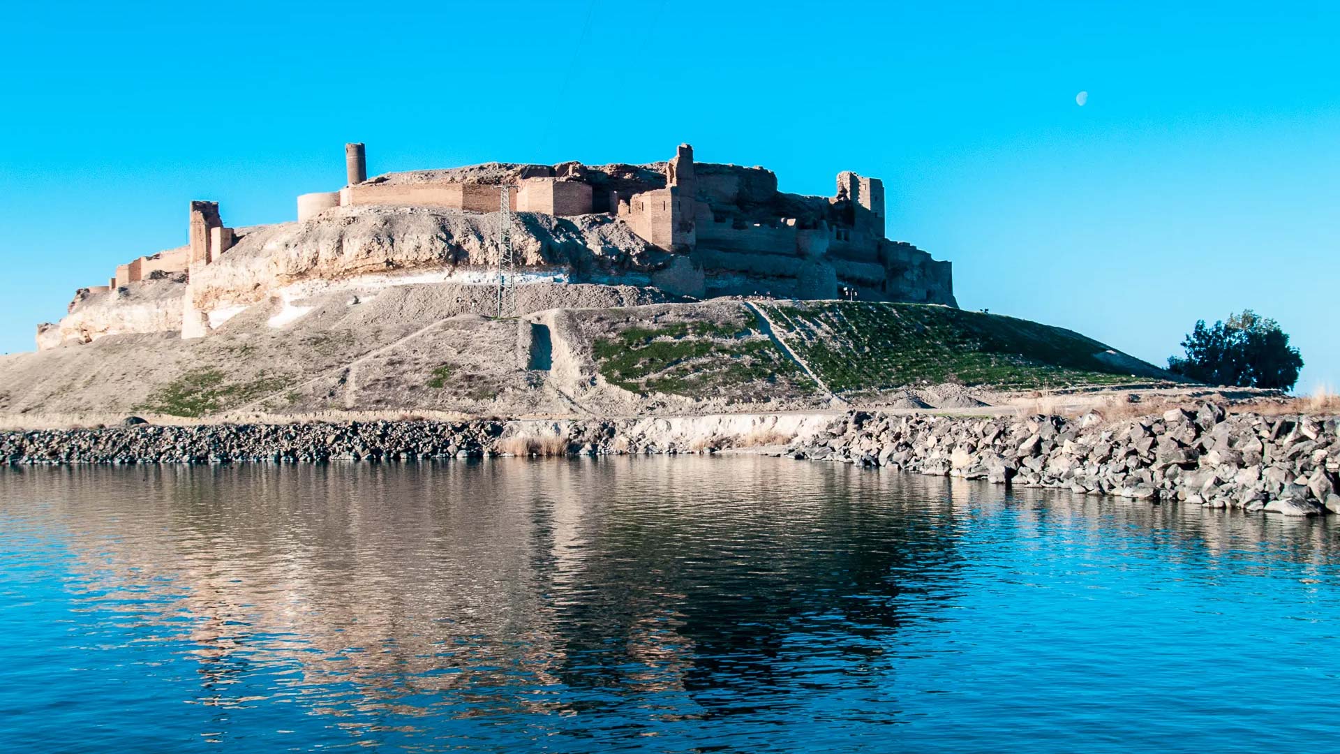 The expansive view of Jabar Castle, an awe-inspiring fortress located in the Raqqa region of Syria, is complemented by the surrounding waters of Assad Lake, creating a captivating panoramic vista.